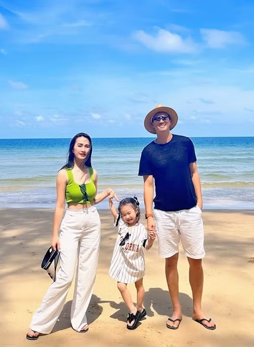 Thi thoảng, vợ chồng nam diễn viên đưa con gái đi du lịch. Ảnh: FBNV.