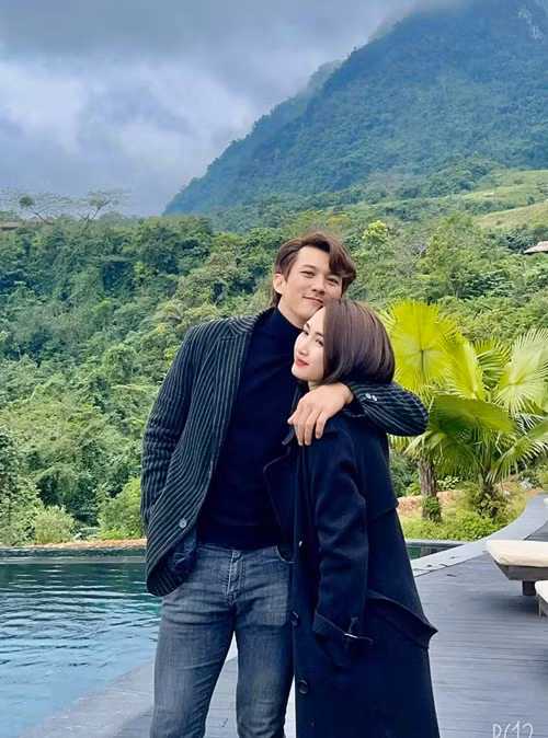 “Tôi là người dân tộc Mường, vợ là người dân tộc Thái, cùng quê Hòa Bình. Về phong tục, văn hóa cũng có những nét tương đồng nên dễ dàng dung hòa để hiểu nhau khi tiến tới cuộc sống gia đình”, Hà Việt Dũng chia sẻ trong cuộc phỏng vấn với Dân Trí. Ảnh: FBNV.