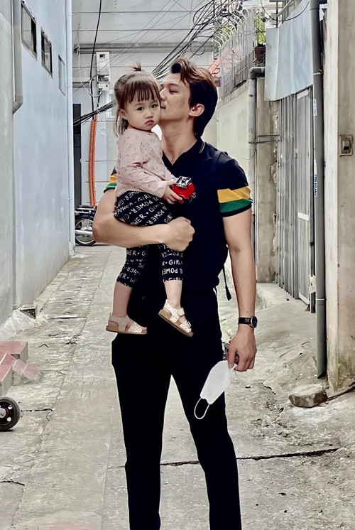 Tháng 9/2019, vợ chồng Hà Việt Dũng đón con gái đầu lòng gia nhập tổ ấm. Ảnh: FBNV.