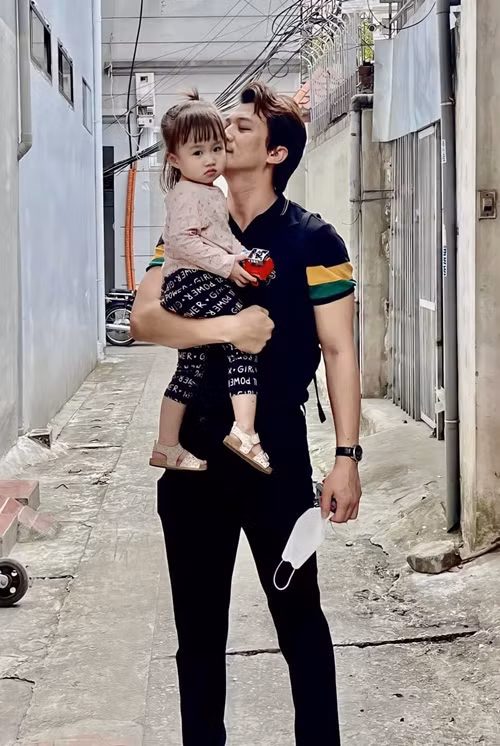 Tháng 9/2019, vợ chồng Hà Việt Dũng đón con gái đầu lòng gia nhập tổ ấm. Ảnh: FBNV.