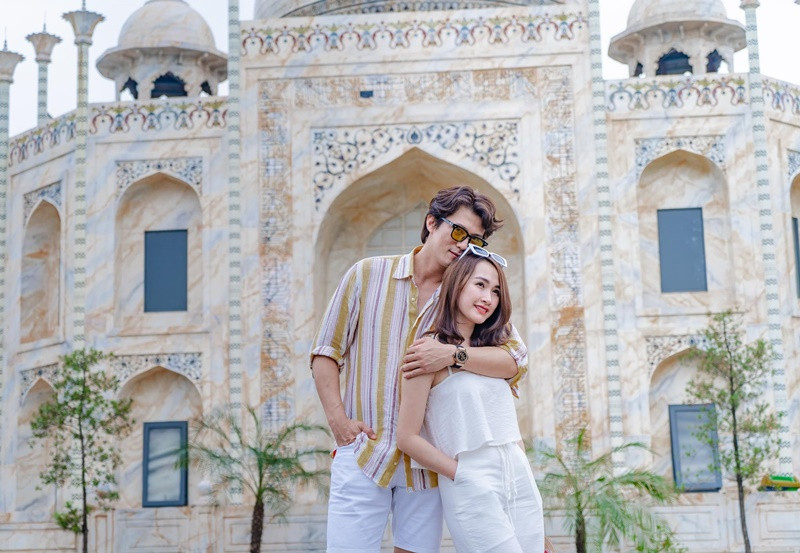 Theo Znews, vợ chồng Hà Việt Dũng sống tại quê hương Hòa Bình. Khi không đóng phim, anh phụ giúp công việc của gia đình bên ngoại - làm dịch vụ du lịch, homestay, nhà hàng. Theo nam diễn viên, Hà Nhung rất thoải mái khi anh hay phải đi diễn xa nhà. Ảnh: FBNV.