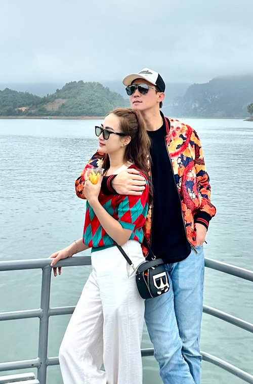 Vợ chồng nam diễn viên có nhiều sở thích chung. “Buổi sáng nào rảnh rỗi, vợ chồng tôi đưa con đi học rồi ngồi cà phê hẹn hò, thi thoảng lái xe ra Hà Nội ăn uống rồi về”, Hà Việt Dũng nói. Ảnh: FBNV.