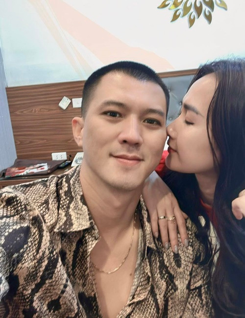 Vợ chồng Hà Việt Dũng tìm hiểu nhau hơn 2 tháng rồi quyết định kết hôn vào tháng 10/2018. Ảnh: FBNV.