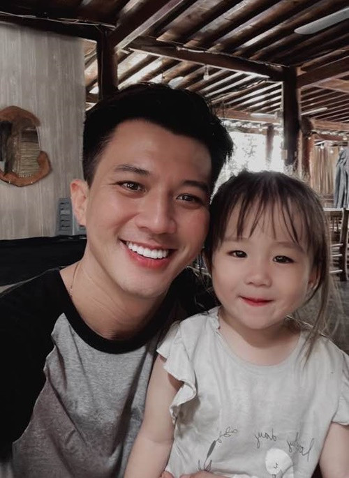 Thường ngày, nam diễn viên đi chợ, nấu ăn cho gia đình, rửa bát, dọn dẹp nhà cửa, tắm cho con. Ảnh: FBNV.