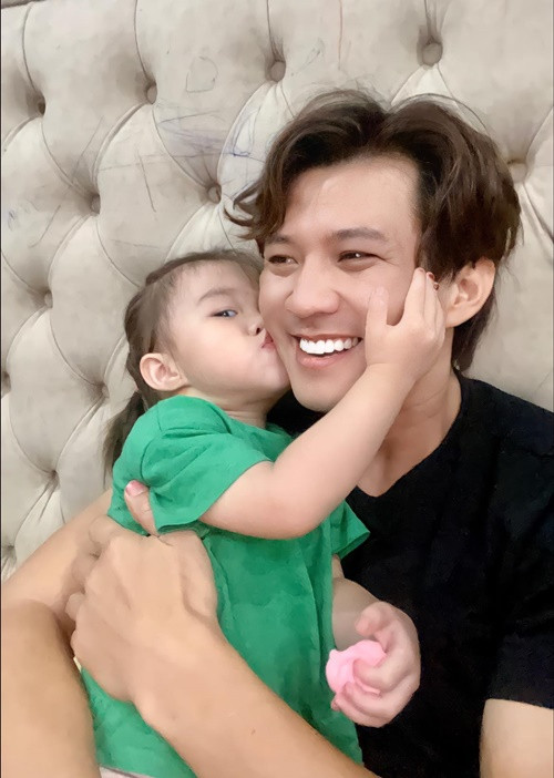 Con gái Hà Việt Dũng xinh xắn, thừa hưởng những nét đẹp của mẹ. Ảnh: FBNV.