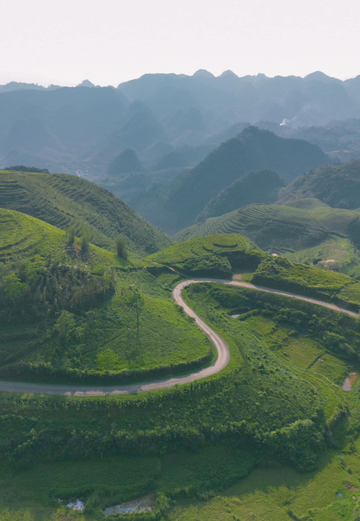 Xung quanh hồ có nhiều ngọn đồi bát úp. Ảnh: Chu Đức Giang