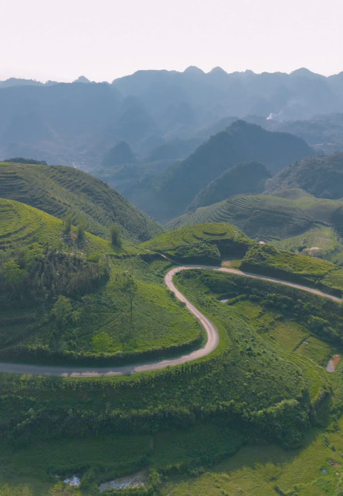 Xung quanh hồ có nhiều ngọn đồi bát úp. Ảnh: Chu Đức Giang