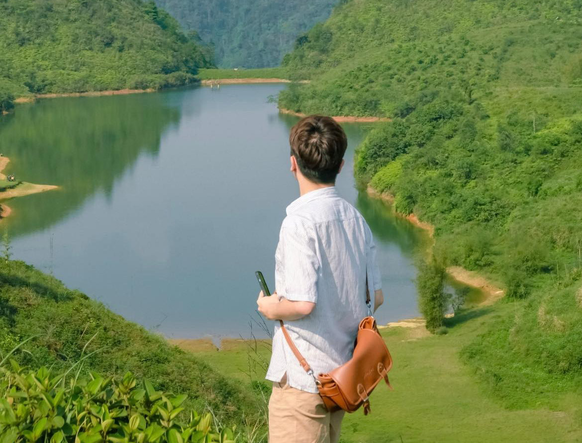 Không khí ở đây trong lành, mát mẻ, thích hợp để du khách tổ chức cắm trại, hoà mình vào thiên nhiên. Ảnh: Chu Đức Giang