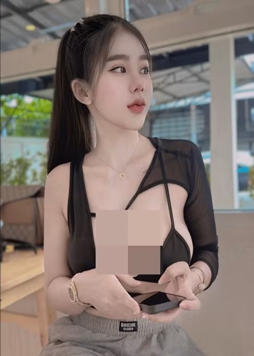 Hot girl xinh đẹp khoe vòng một căng đầy trong chiếc áo cắt xẻ táo bạo khi ra ngoài đi chơi.