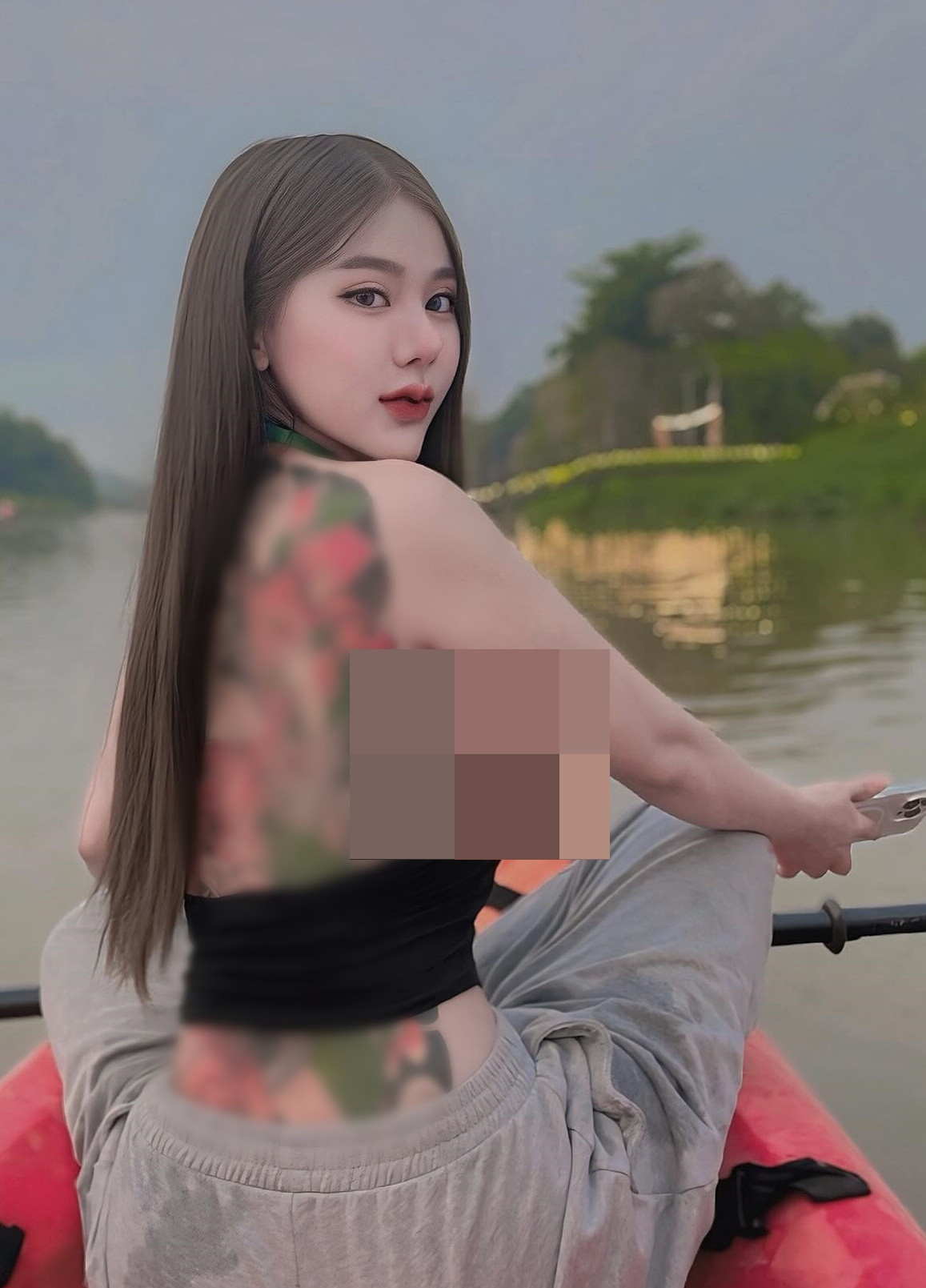 Ngoài vóc dáng gợi cảm, cô nàng còn gây ấn tượng bởi hình xăm "khủng" trên lưng.