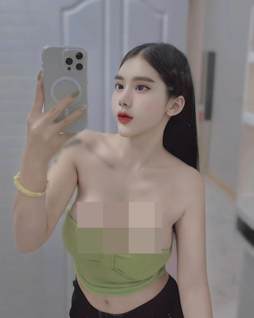 Nika mặc áo cực ngắn "o ép" vòng một.