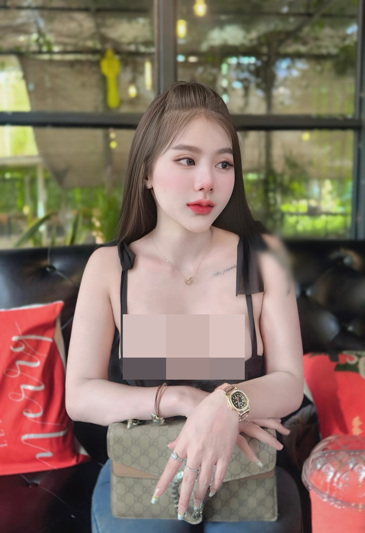 Ngay cả khi xuất hiện nơi đông người, cô nàng vẫn mặc trang phục hở hang.