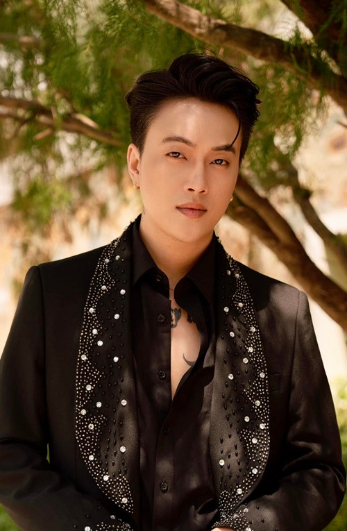 TiTi (HKT) từng ly hôn. Anh và vợ cũ có chung một con trai. Sau chia tay, nam ca sĩ vẫn thường xuyên về thăm con và chu cấp đầy đủ. Ảnh: FBNV.