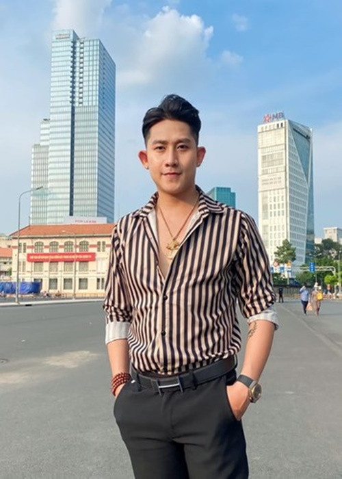 Tuy nhiên, 3 tháng sau đám cưới, nam ca sĩ bất ngờ chia tay vợ. Ảnh: FBNV.