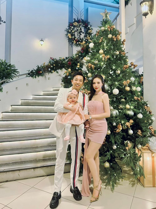 Cựu thành viên nhóm HKT hạnh phúc bên vợ đẹp, con xinh. Ảnh: FBNV.