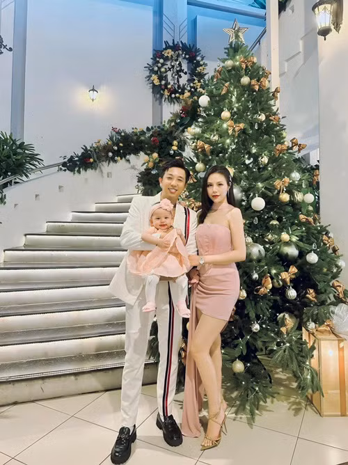 Cựu thành viên nhóm HKT hạnh phúc bên vợ đẹp, con xinh. Ảnh: FBNV.