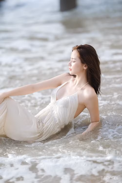 Gần đây, Bam Benjamad được nhiều người yêu thích nhờ loạt ảnh đi tắm biển, tắm suối.