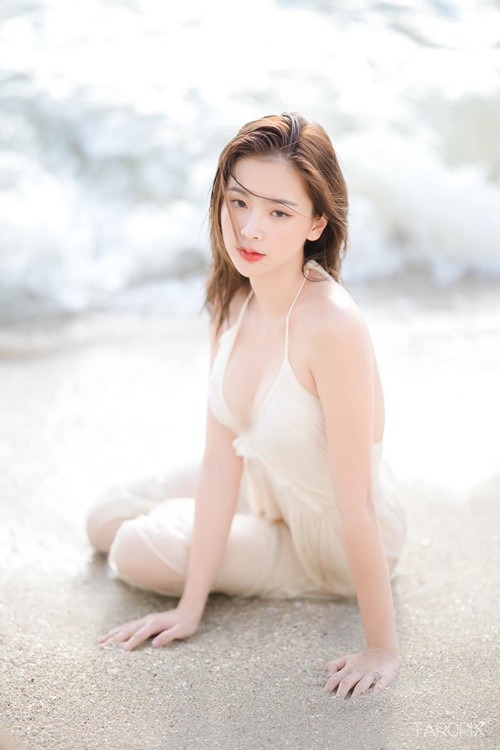 Hot girl người Thái Lan mặc mỏng tang, xẻ ngực sâu khi đi tắm biển.