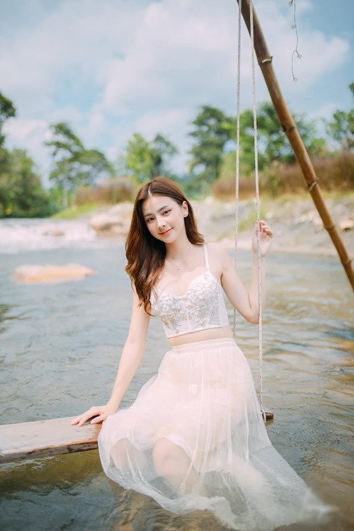 Hot girl xứ chùa vàng khoe nhan sắc đẹp như búp bê sứ.