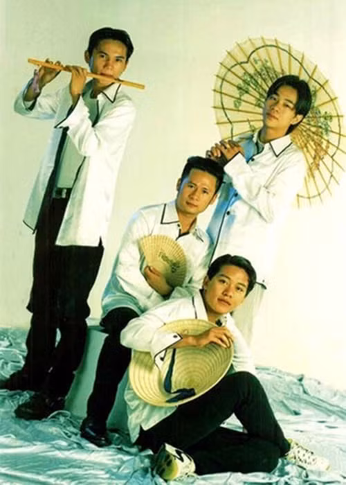 Nhóm Quả dưa hấu gồm Tuấn Hưng, Bằng Kiều, Tú Dưa và Tường Văn, tồn tại từ năm 1998 đến 2000. Trong thời gian hoạt động, nhóm có những bản hit như Mặt trời dịu êm, Hè muộn, Get down. Ảnh: Znews.