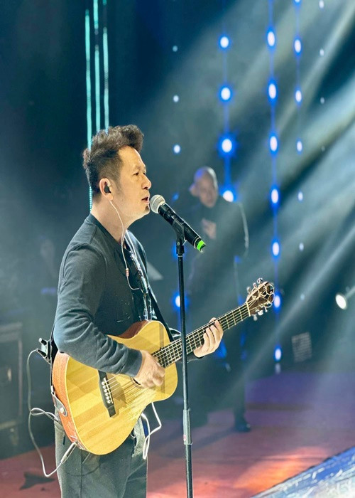Sau khi nhóm Quả dưa hấu tan rã, Bằng Kiều hát solo. Những năm qua, anh thường xuyên biểu diễn ở Việt Nam. Ảnh: FBNV.