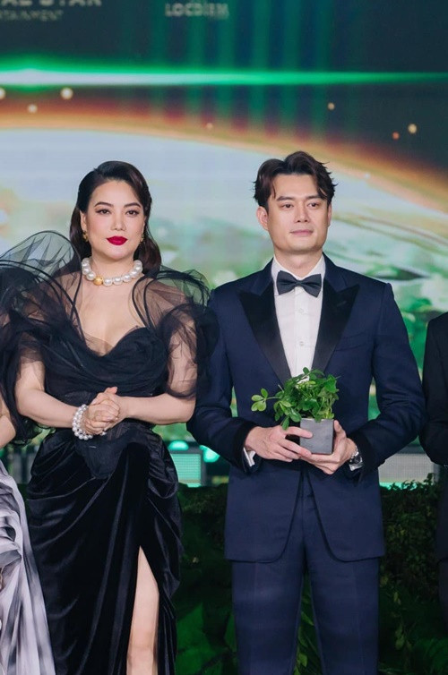 Cặp đôi "chị em" chênh nhau 14 tuổi công khai hẹn hò từ năm 2021.