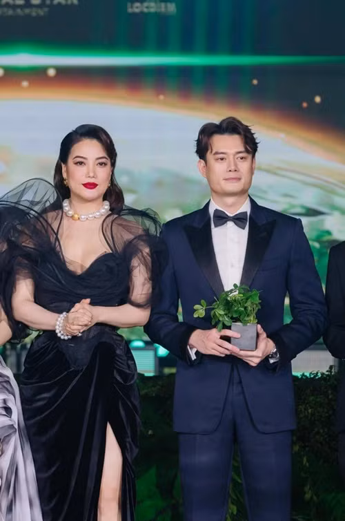 Cặp đôi "chị em" chênh nhau 14 tuổi công khai hẹn hò từ năm 2021.