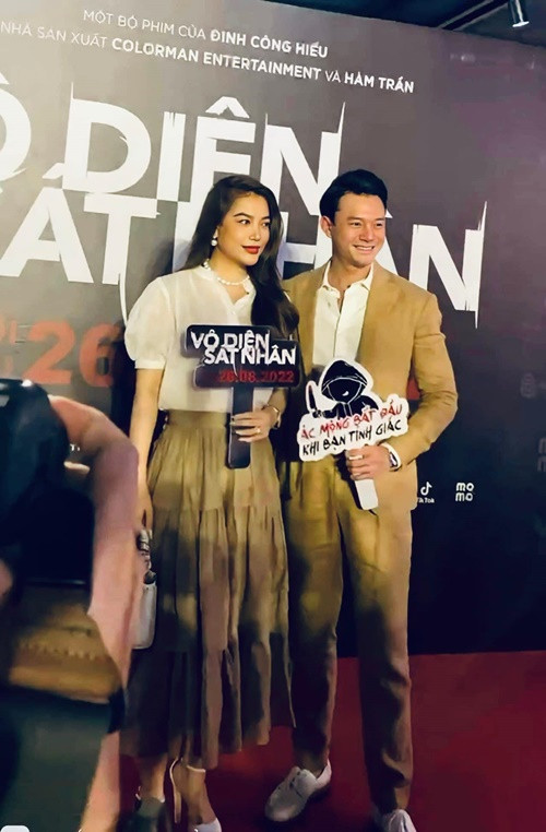 Anh Dũng chia sẻ trên Dân Trí, chuyện tình cảm của mình nhiều năm qua vẫn thế, bình yên và không có gì mới mẻ. Nam diễn viên cho rằng vì tình cảm là chuyện riêng tư nên anh hạn chế chia sẻ nhiều.