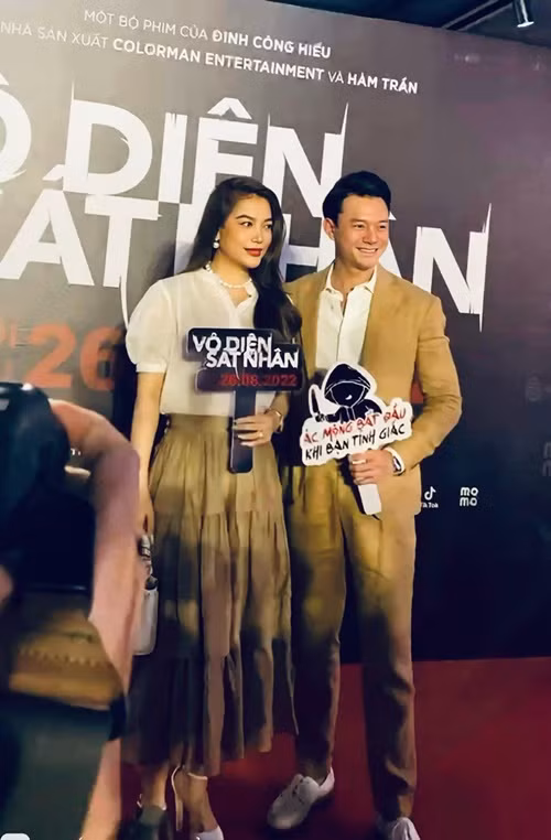 Anh Dũng chia sẻ trên Dân Trí, chuyện tình cảm của mình nhiều năm qua vẫn thế, bình yên và không có gì mới mẻ. Nam diễn viên cho rằng vì tình cảm là chuyện riêng tư nên anh hạn chế chia sẻ nhiều.