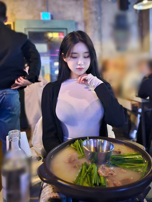 Kim Hyun Young mặc gì cũng hút mắt nhờ số đo ba vòng chuẩn.