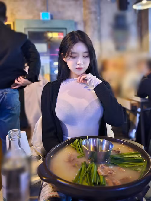 Kim Hyun Young mặc gì cũng hút mắt nhờ số đo ba vòng chuẩn.