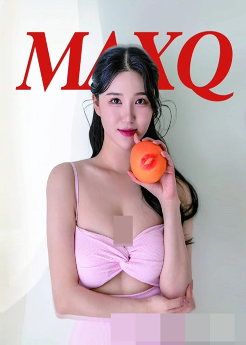 Kim Hyun Young diện áo tắm lên bìa một tạp chí.