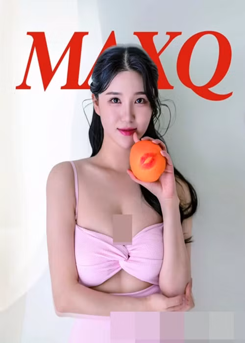 Kim Hyun Young diện áo tắm lên bìa một tạp chí.