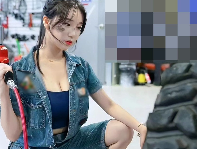 Cô nàng hóa nữ công nhân sửa xe gợi cảm.