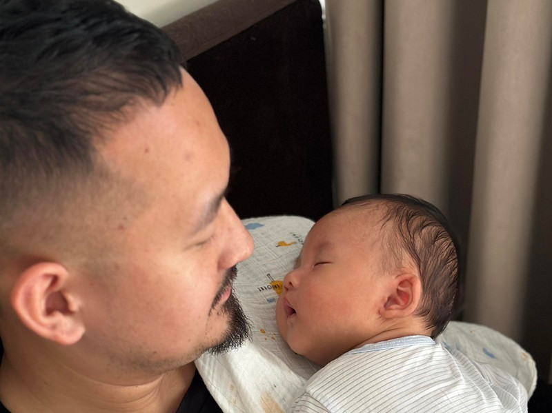 Nam doanh nhân sẵn sàng dỗ con khi đêm con trai thức giấc. “Kể từ khi sinh con, câu nói lãng mạn nhất chồng dành cho mình không phải là anh yêu em hay là anh thương em mà là khi đêm con thức giấc, chồng sẵn sàng dậy dỗ con và nói em ngủ tiếp đi”, Thu Hoài kể.