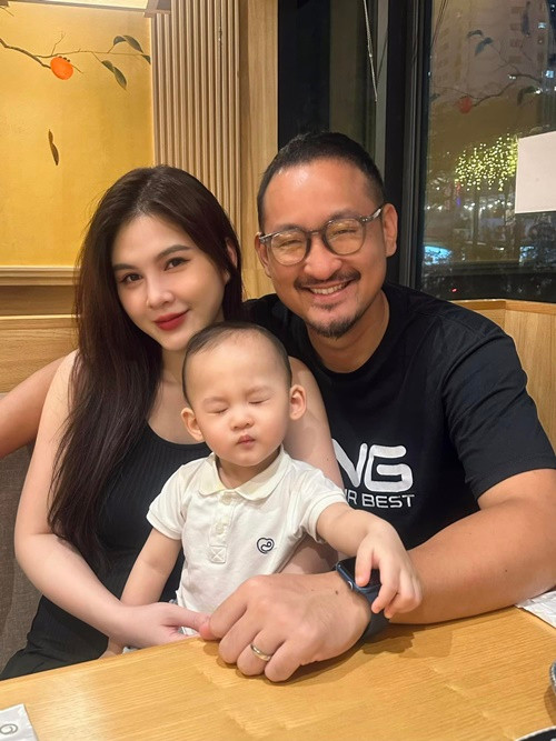 "Trước đây mình sống một mình lâu năm, sau đó vợ chồng ở riêng một thời gian rồi mới về ở gần bố mẹ và sinh em bé. Tự nhiên nhà đông vui quá nên lúc đầu mình cũng hơi bỡ ngỡ nhưng dần dần lại thấy ở gần bố mẹ rất tiện. Mình đi làm là có ông bà trông em bé cho, ông bà cũng giúp đỡ việc nhà rất nhiều”, Thu Hoài kể.