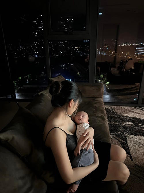 Thu Hoài bận rộn chăm con nhỏ nên việc đăng chiếc ảnh sống ảo cũng không phải chuyện dễ dàng.