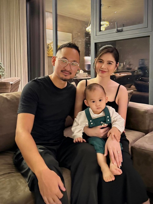 Hoàng Nam chia sẻ, anh tự hào và tôn trọng vợ vì cả hai đều tự do tài chính không ai phải phụ thuộc vào ai cả, nếu có thì đó là những quyết định lớn trong gia đình.