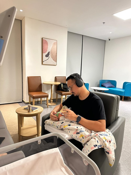 Chồng Thu Hoài cho con ăn sữa, ru con ngủ.