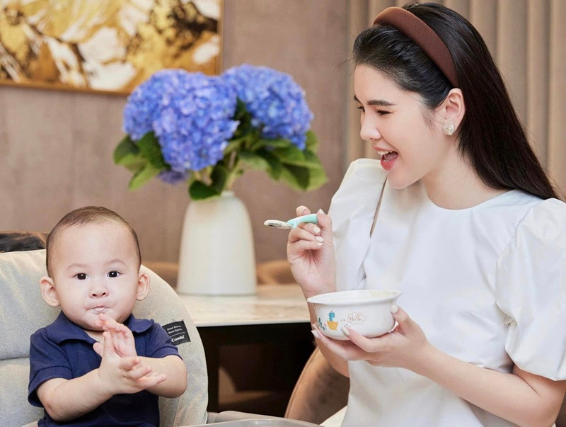 “Từ ngày có con, lúc nào cũng trong tình trạng đầu bù tóc rối, điện thoại chỉ toàn ảnh con. Đêm qua tranh thủ lúc con ngủ, nhờ chồng bấm vội vài kiểu sống ảo, rồi cũng phải đến tận chiều hôm sau mới up được”, cô kể.