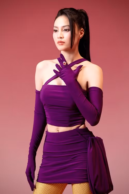 Ninh Dương Lan Ngọc xuất thân là diễn viên. Giọng hát của cô được cải thiện khi tham gia Chị đẹp đạp gió rẽ sóng. Trong khi đó, khả năng vũ đạo của Lan Ngọc hiện tại được đánh giá khá cao.