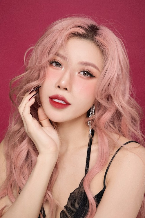 Cô là người định hướng về phần âm nhạc cho nhóm Lunas.