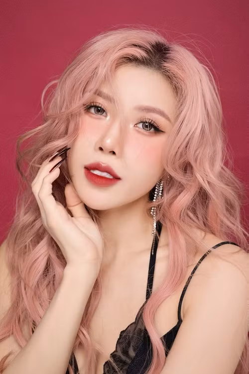 Cô là người định hướng về phần âm nhạc cho nhóm Lunas.