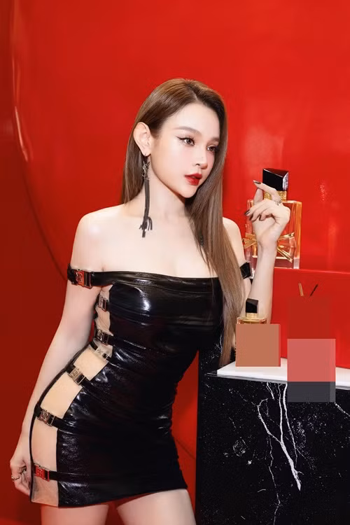 Huyền Baby có giọng hát và vũ đạo khá tốt.