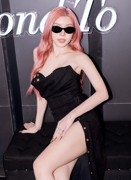 Trang Pháp vừa hát hay, nhảy giỏi lại có khả năng sáng tác.