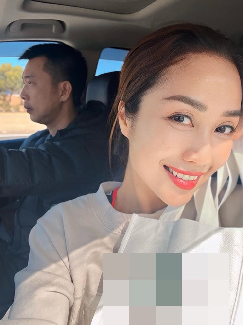 Cách đây không lâu, tin đồn Ốc Thanh Vân ly hôn cũng rộ lên. Trong livestream, Ốc Thanh Vân khẳng định hôn nhân của cô vẫn hạnh phúc. Về lý do chồng chưa sang Úc sinh sống, nữ MC cho biết, Minh Trí ở Việt Nam để chăm lo cho mẹ ruột của cô.