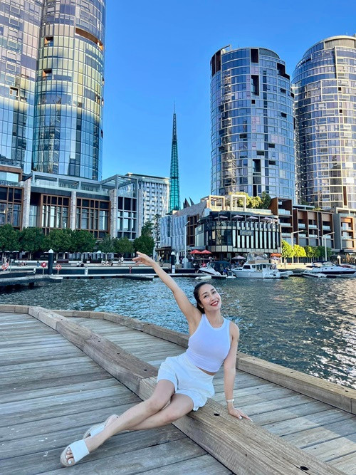 Cô vừa chăm lo các con vừa làm việc.