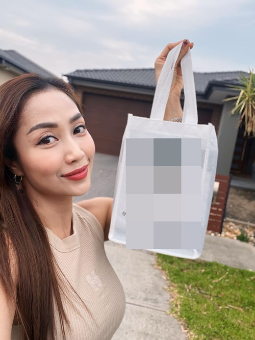 Cô không ngần ngại đi ship hàng.