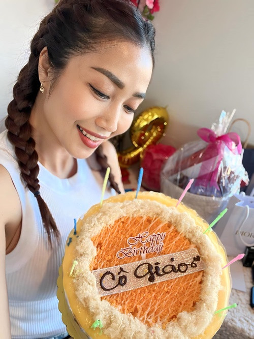 Ốc Thanh Vân dạy yoga, kinh doanh online.