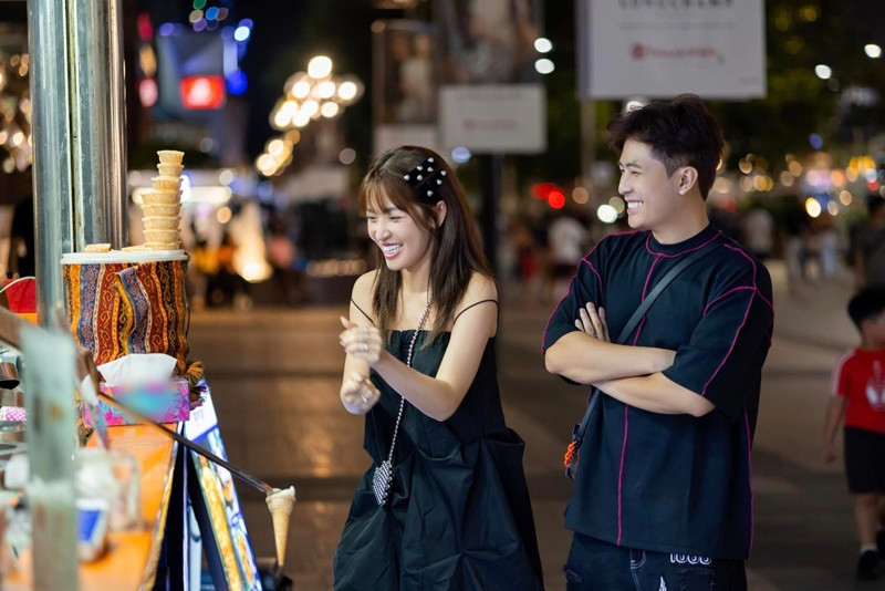 Cặp đôi tay trong tay dạo phố.